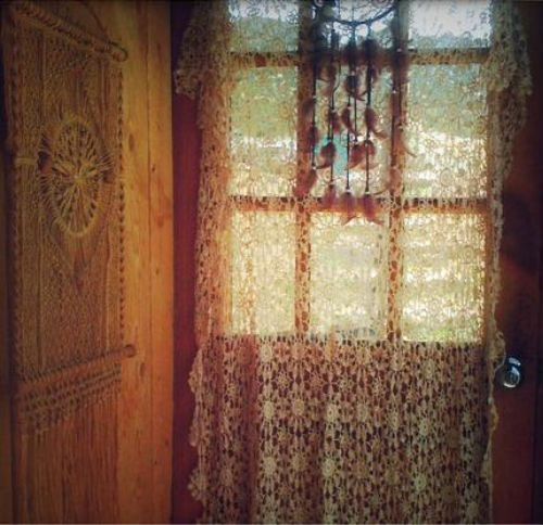 crochet-doily-curtains-weheartit