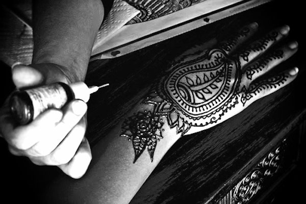 making-henna-tattoo.jpg_effected-001