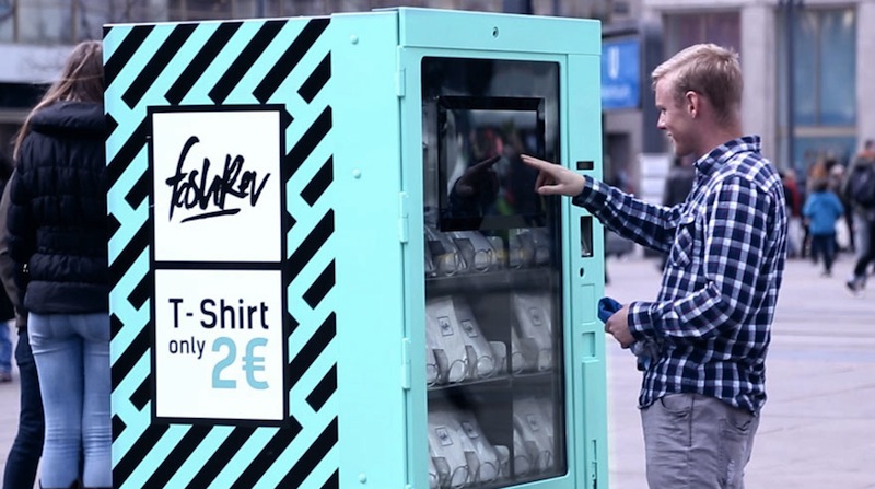 vending-machine-social-experiment-2-euro-t-shirt-fashion-revolution-22